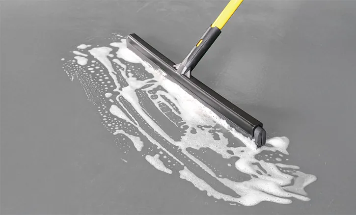 暴雨後地板積水怎麼辦? 必備地板刮水器清潔工具