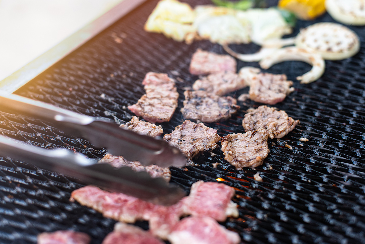 中秋烤肉後怎麼清？4種清潔工具搞定焦垢、油污與垃圾